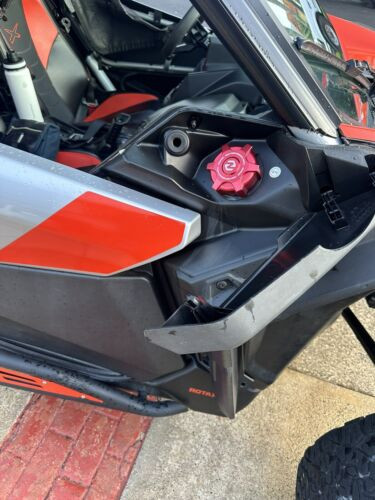 غطاء خزان وقود الغاز NICECNC باللونين الأحمر والأزرق لـ Can-Am Maverick X3 / Maverick R 6