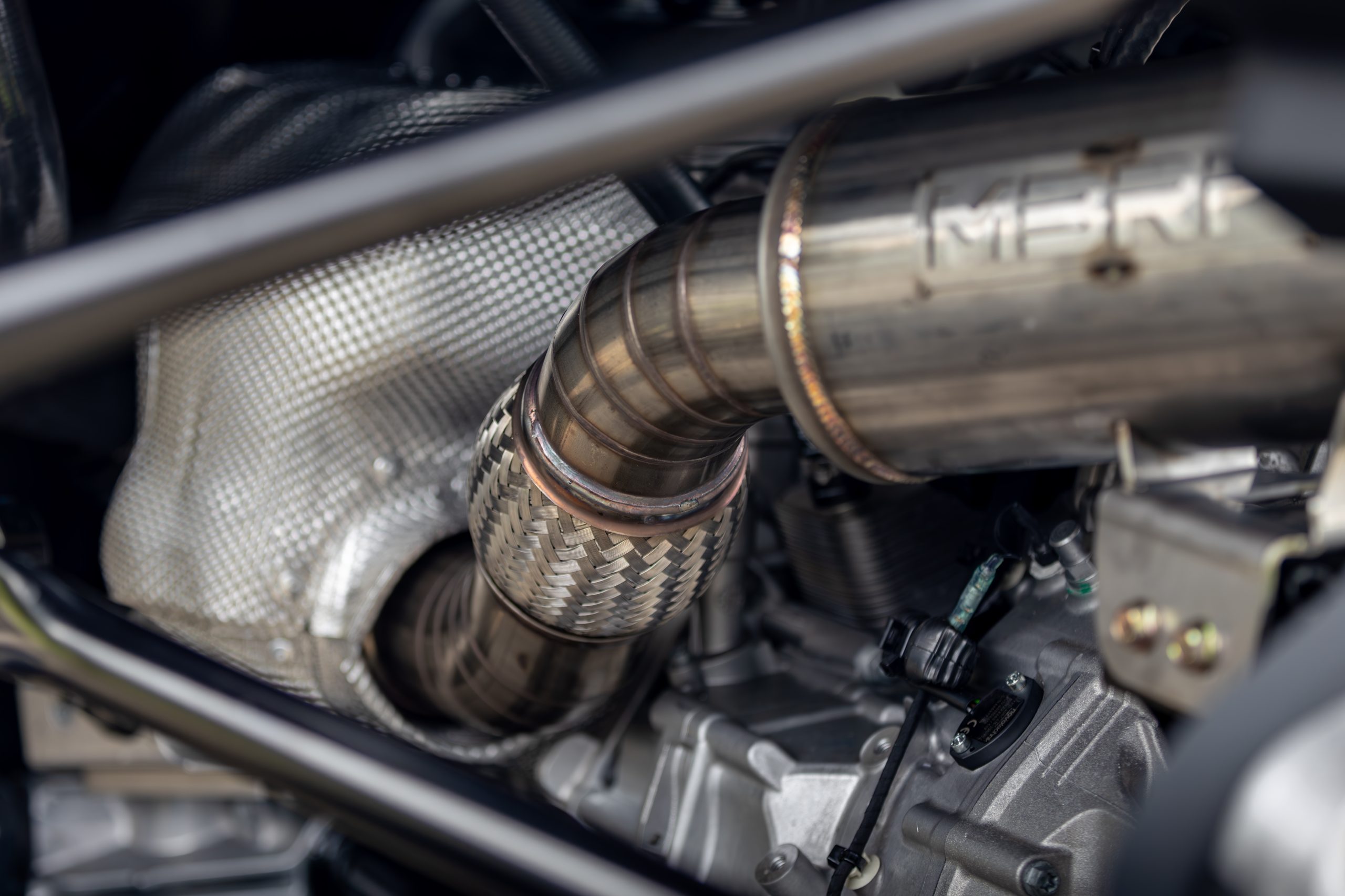 أنظمة العادم الترابية من سلسلة MBRP Performance لـ Can-Am Maverick R 2024+ 6