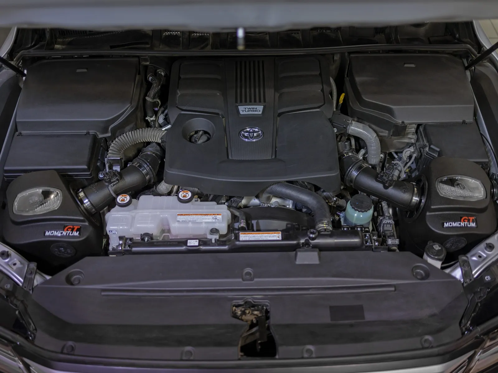 AFE Momentum GT نظام سحب هواء بارد لسيارة Toyota Land Cruiser Twin Turbo 2022+ 5