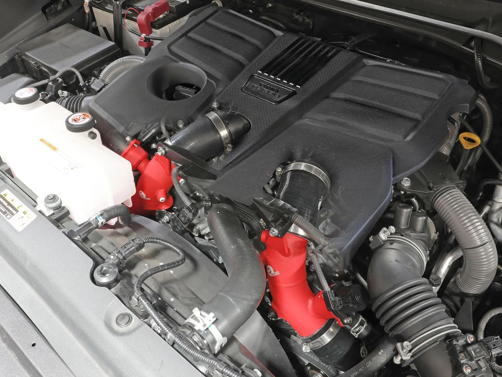 AFE 2.5 Blade Runner في أنبوب الشحن الساخن من الألومنيوم باللون الأحمر لسيارة Toyota Land Cruiser Tw 2